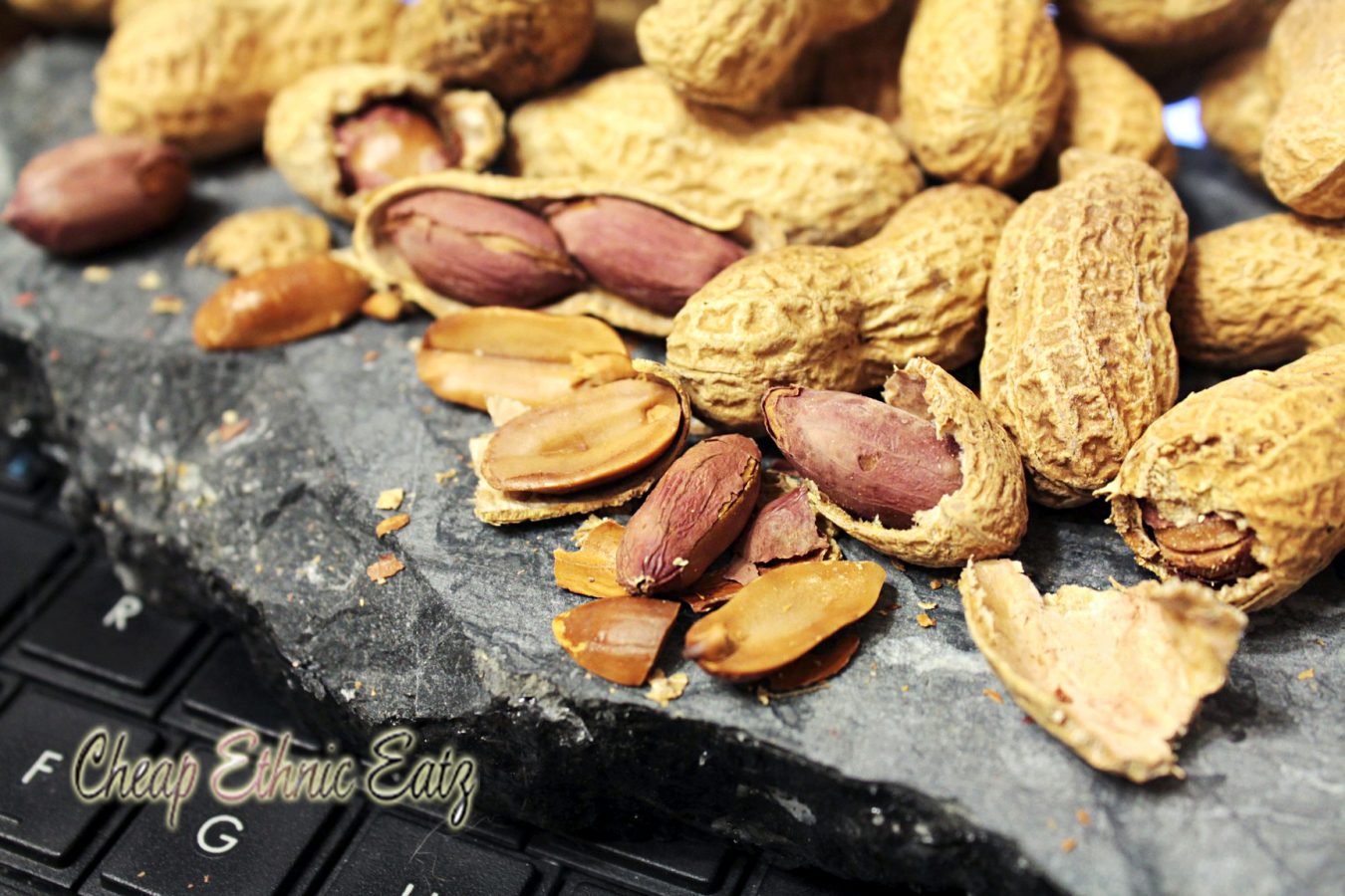 Raw peanuts store in shell