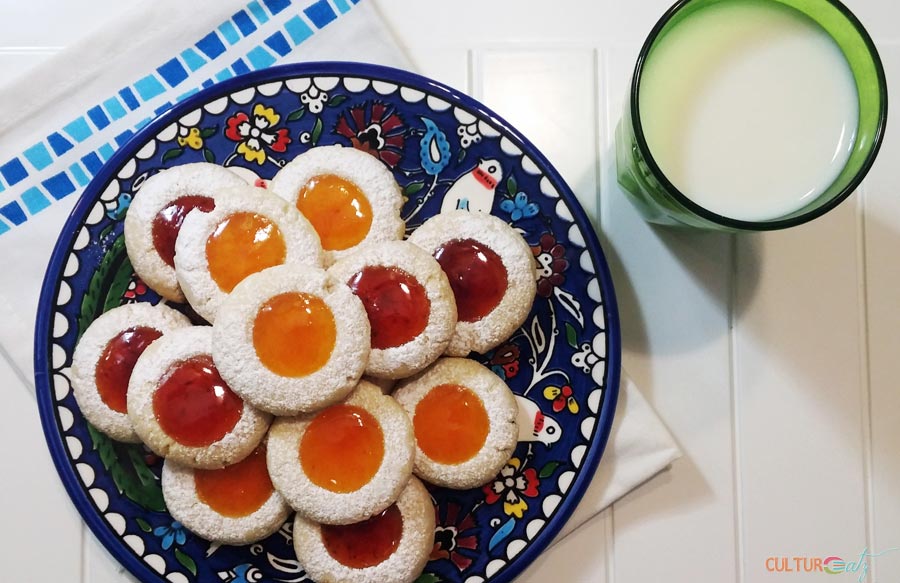 Husarenkrapferl cookies with milk