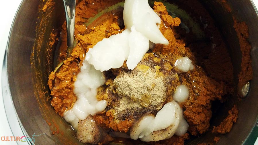 making turmeric golden paste