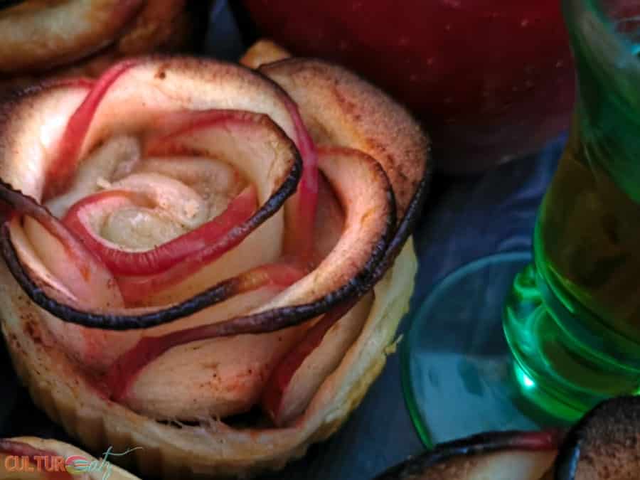 Roses de pommes feuilletées width=